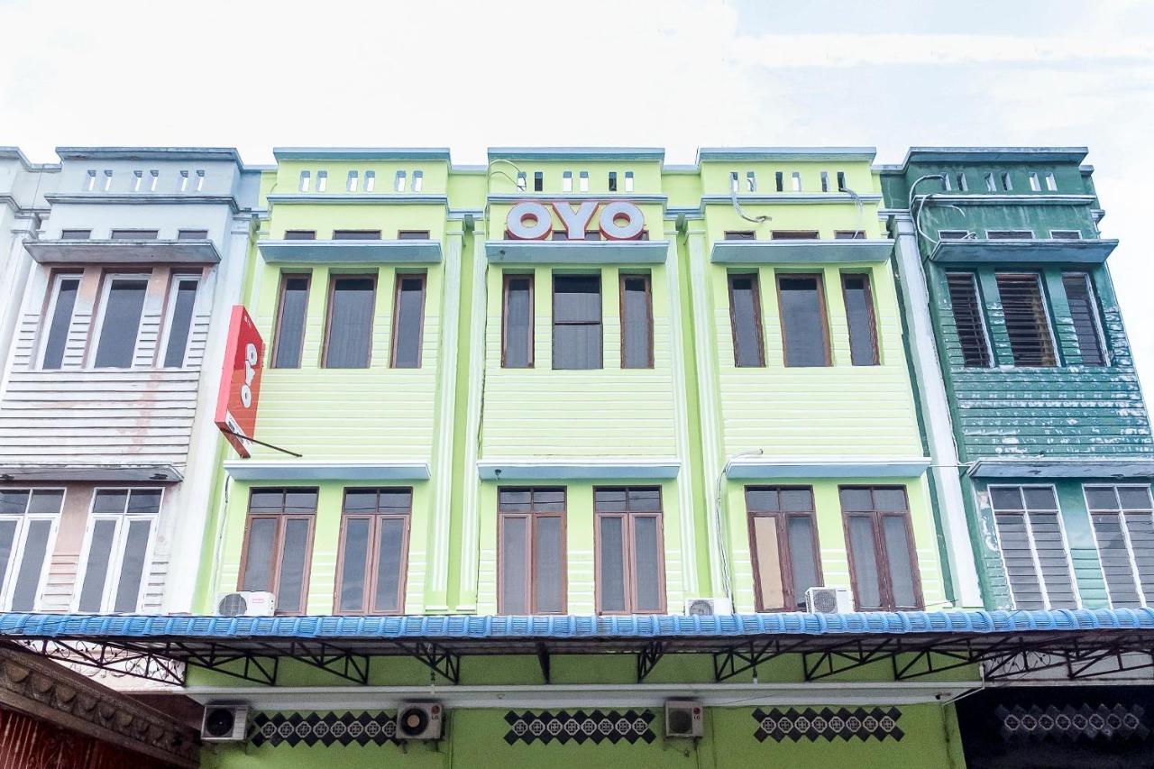 Oyo 723 Penginapan Nia Mandiri Syariah Medan Eksteriør billede