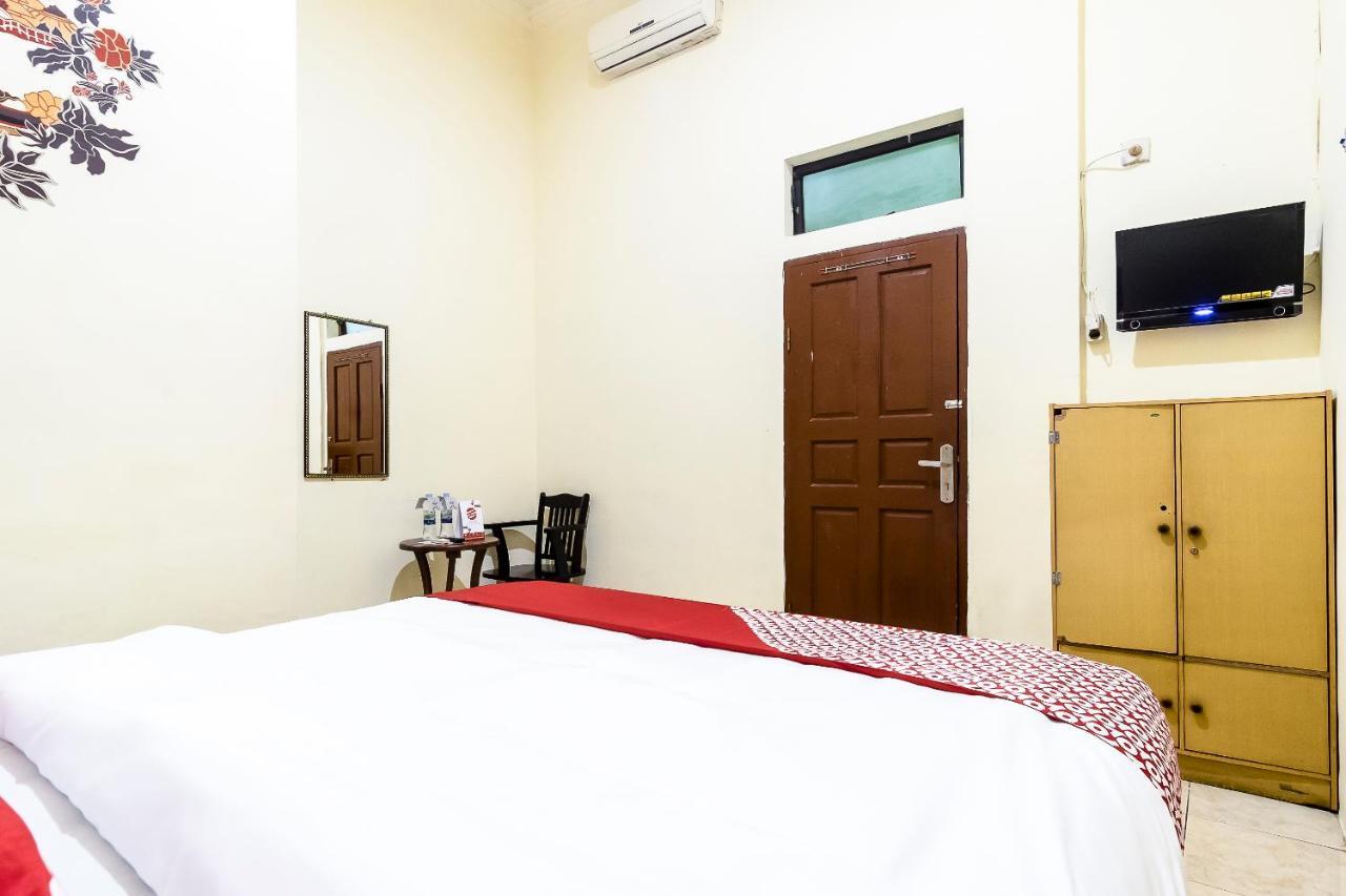 Oyo 723 Penginapan Nia Mandiri Syariah Medan Eksteriør billede